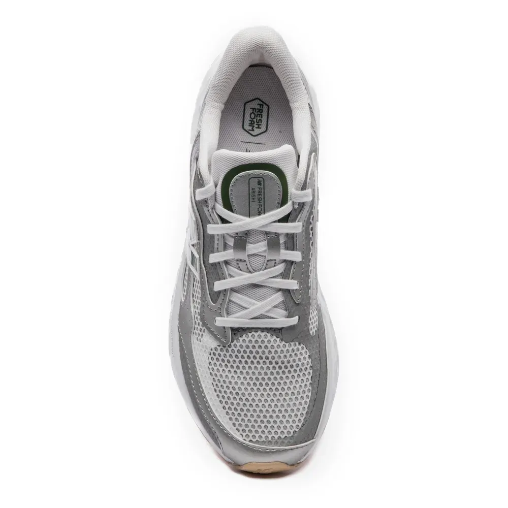 Visão superior do tênis New Balance Arishi v4 mostrando cadarços e palmilha Fresh Foam
